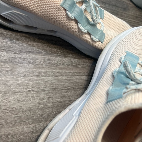 On Running Women's Athletic Shoes in Cream and Light Blue - Picture 2 of 4